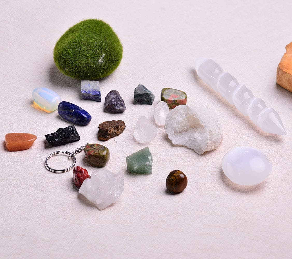 JIC Gem Healing Crystals Kit (19pcs Set), 7 Raw Chakra Stones, 7 Tumbled Gemstones, Clear Quartz Cluster, Selenite Palm Stone, Selenite Spiral Wand, Moroccan Geode, Unakite Keychain