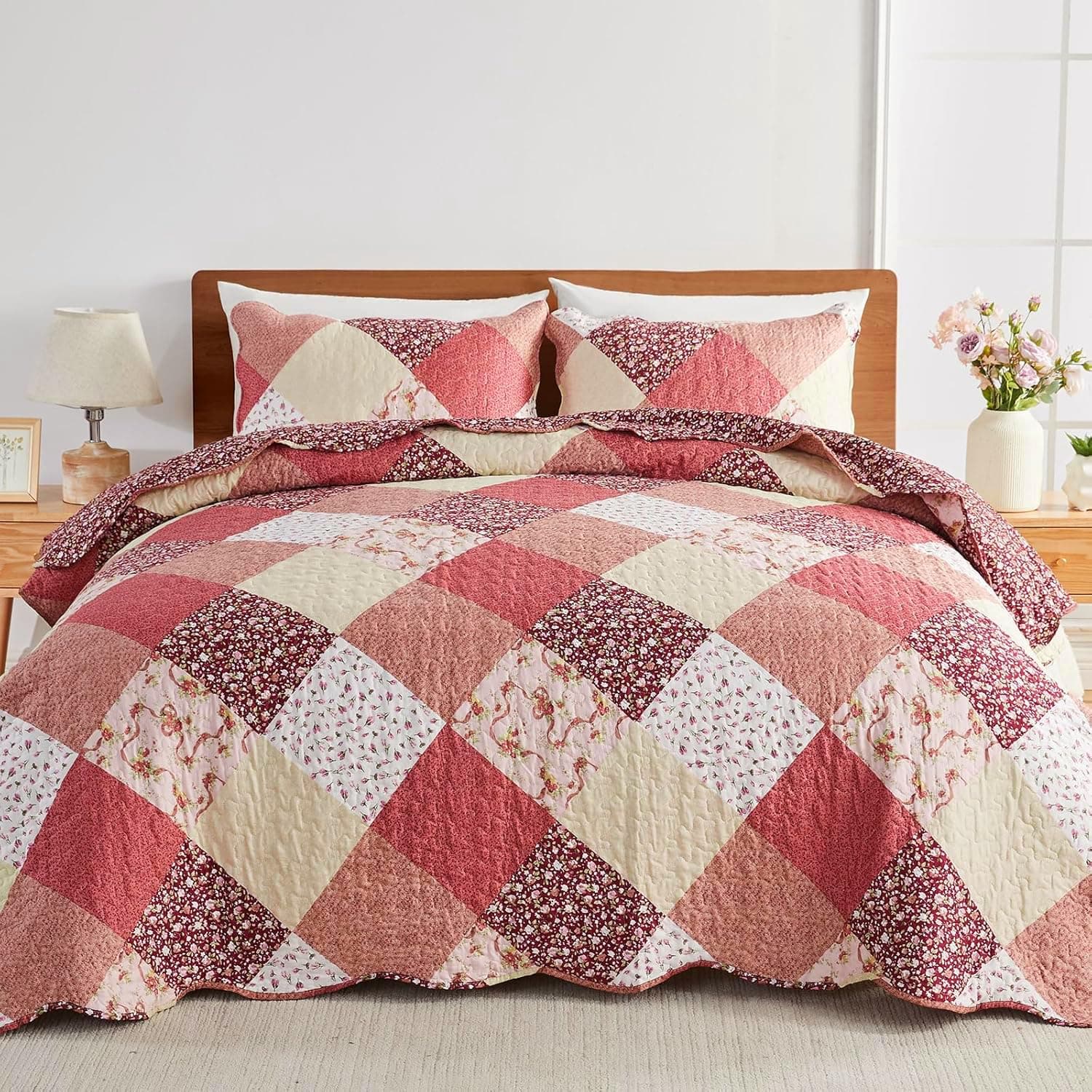 – Quilted Bedspreads King Size, Multicolour Print Red Pink Beige Patchwork Quilt with 2 Pillow Shams, Lightweight Soft Microfiber Floral Reversible Coverlet Set for All Seasons
